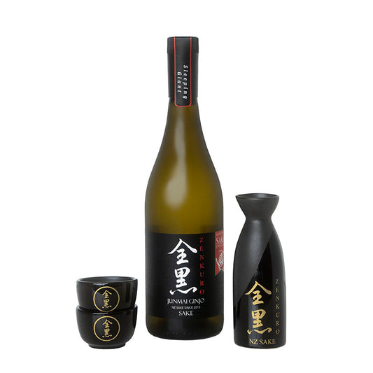 日本酒と伝統的な酒器のギフトパック