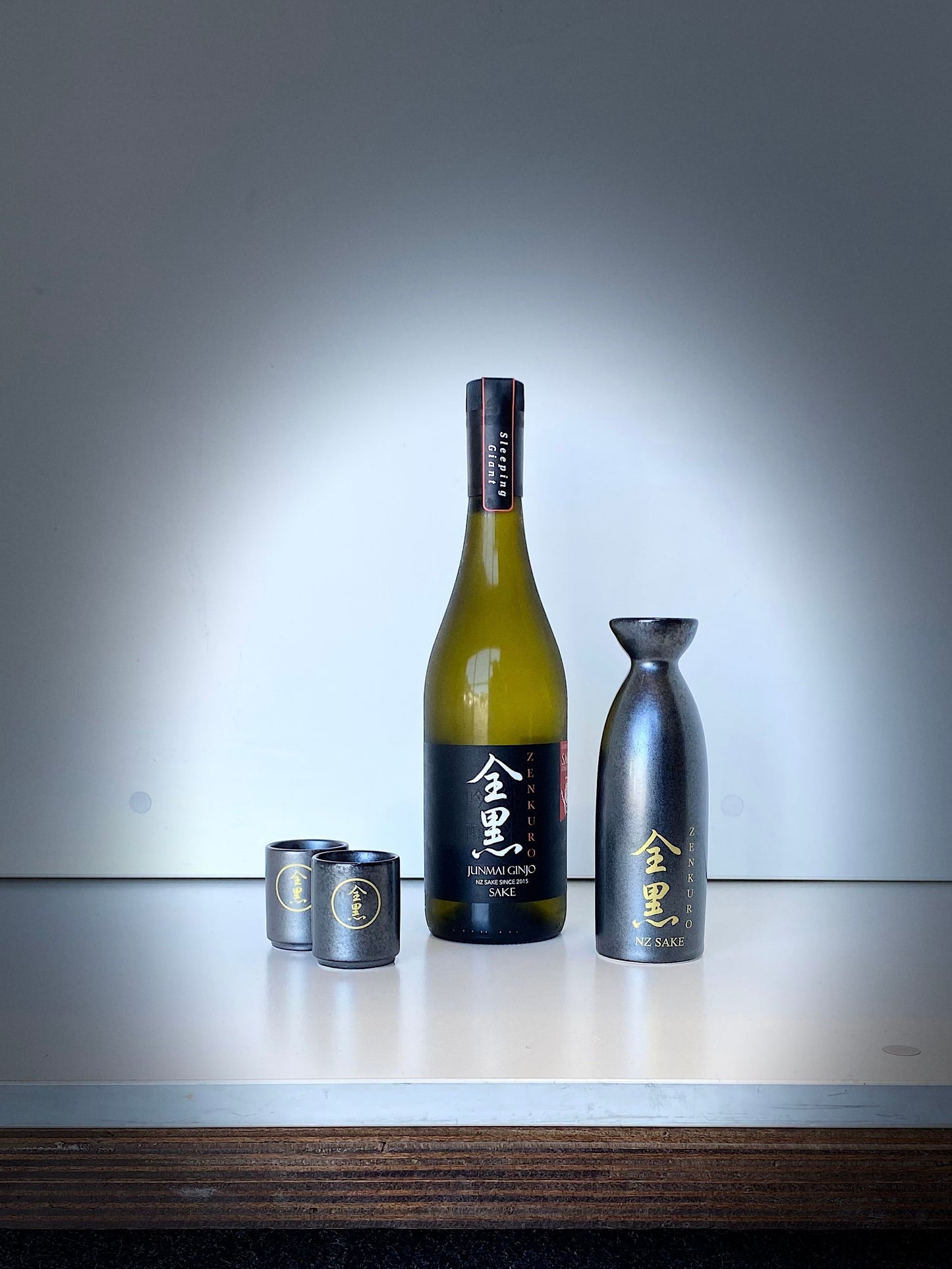 日本酒と伝統的な酒器のギフトパック